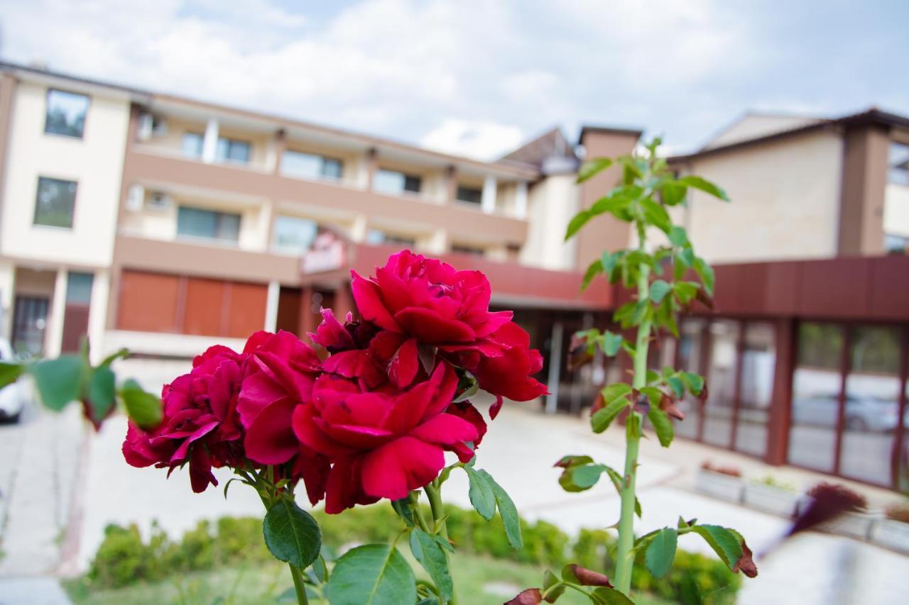 Hotel Fantazia Haskovo Bagian luar foto